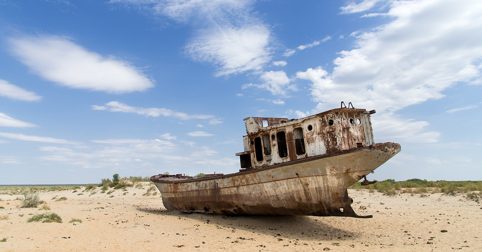 La mer d'Aral asséchée et épaves de bateau de pêche, Moynaq, république du Karakalpakistan.