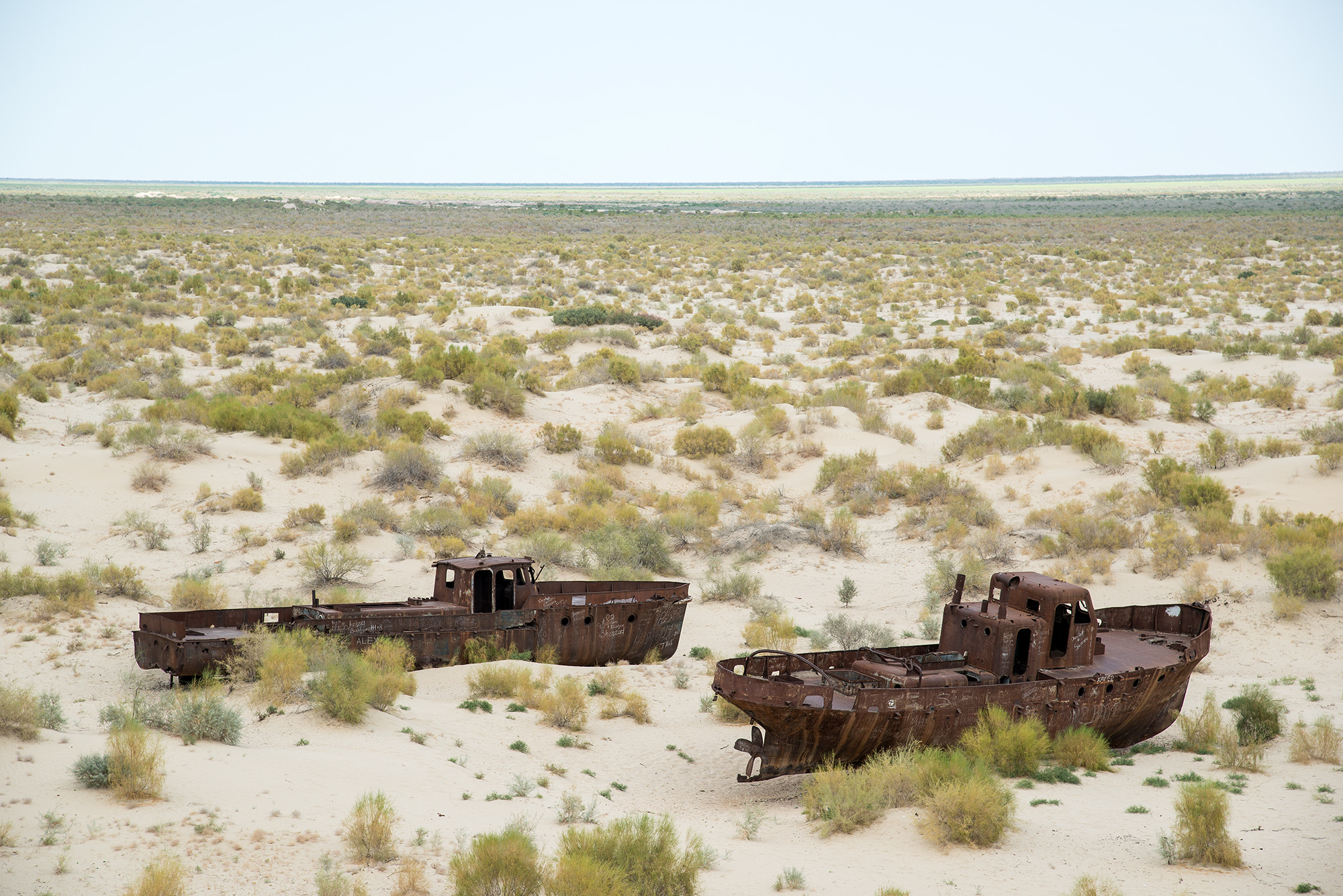 La mer d'Aral asséchée et épaves de bateau de pêche, Moynaq, république du Karakalpakistan.