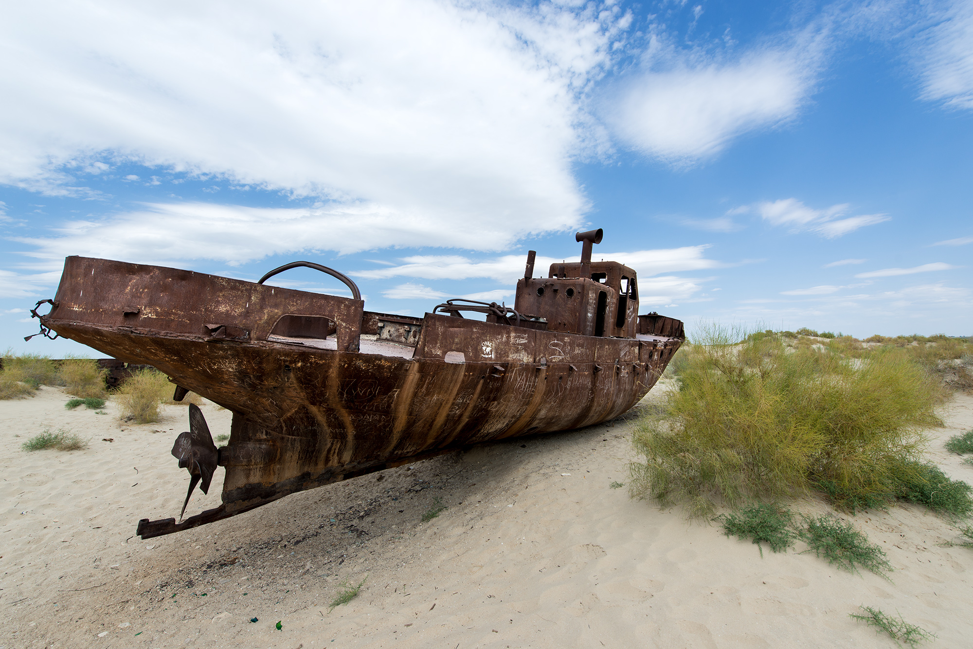 La mer d'Aral asséchée et épaves de bateau de pêche, Moynaq, république du Karakalpakistan.
