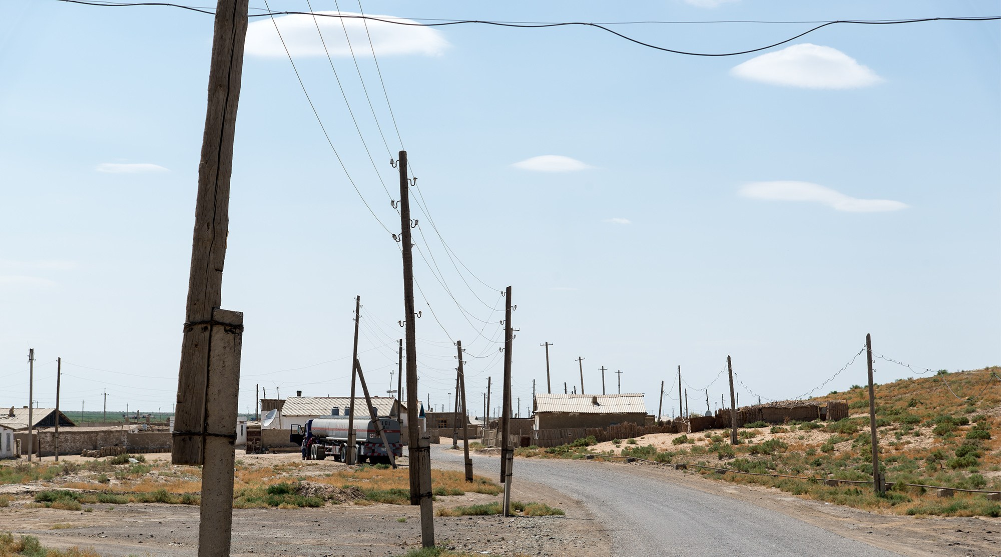 La route devant l'ancien rivage de la mer d'Aral au village de Uchsay, près de Moynaq, république du Karakalpakstan.