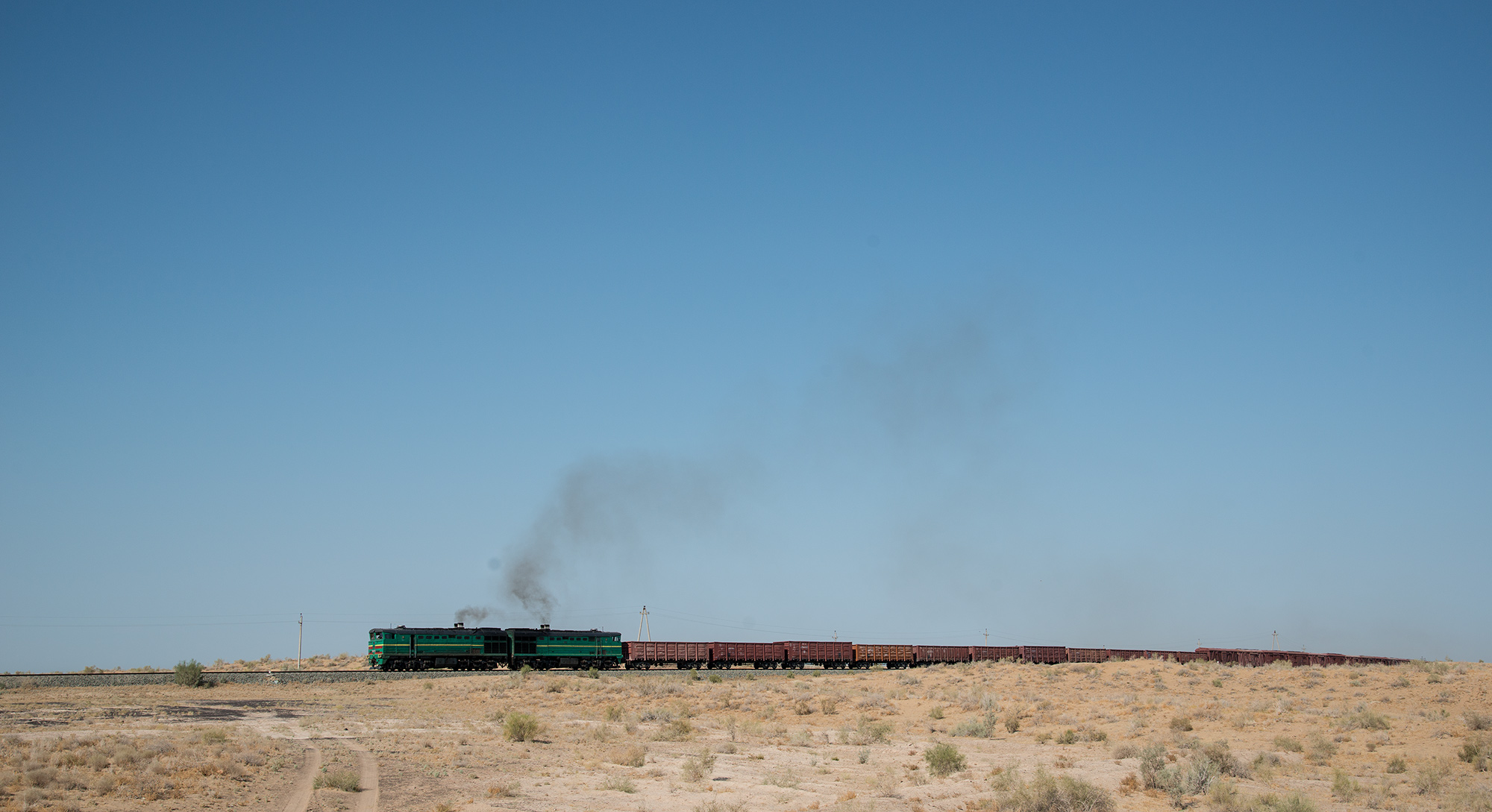 Chemin de fer dans le désert de Kyzylkoum, république du Karakalpakstan.