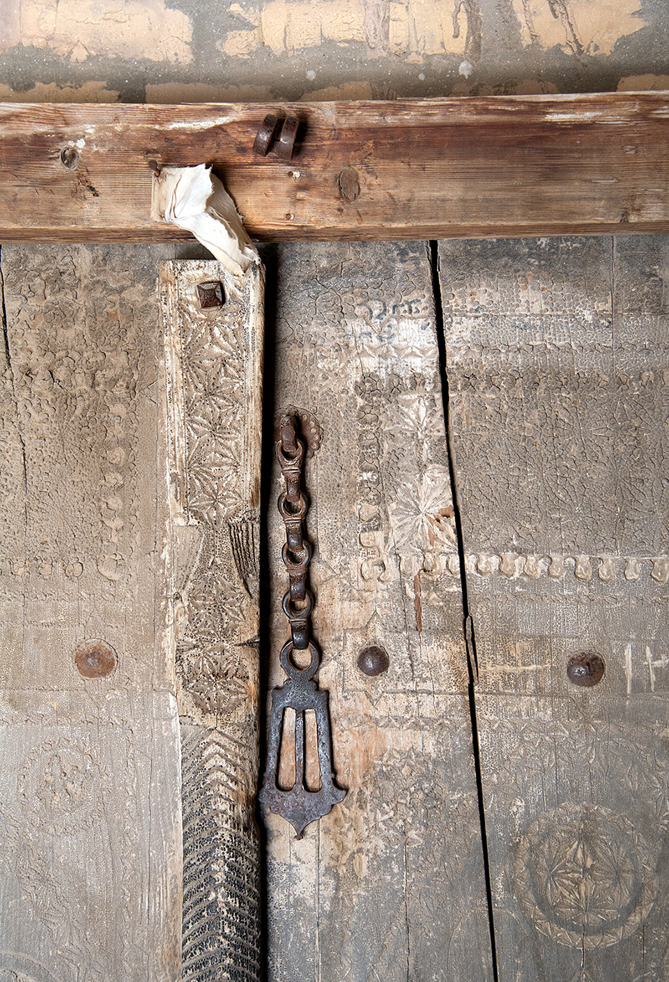 Porte ouvragée en bois,nécropole Sulton Uvays Bobo.