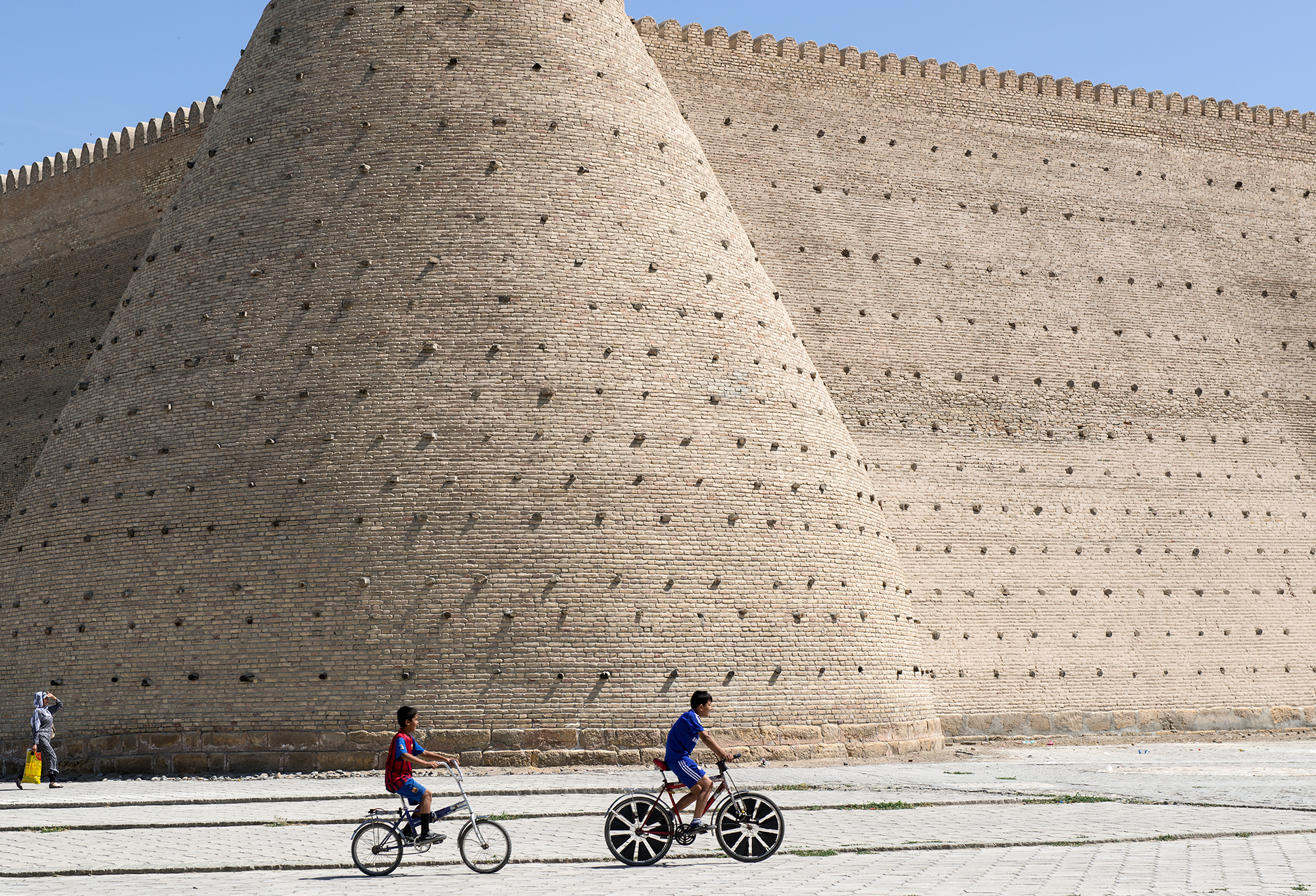 Jeux d'enfants devant les murs de la citadelle d'Ark, Boukhara.