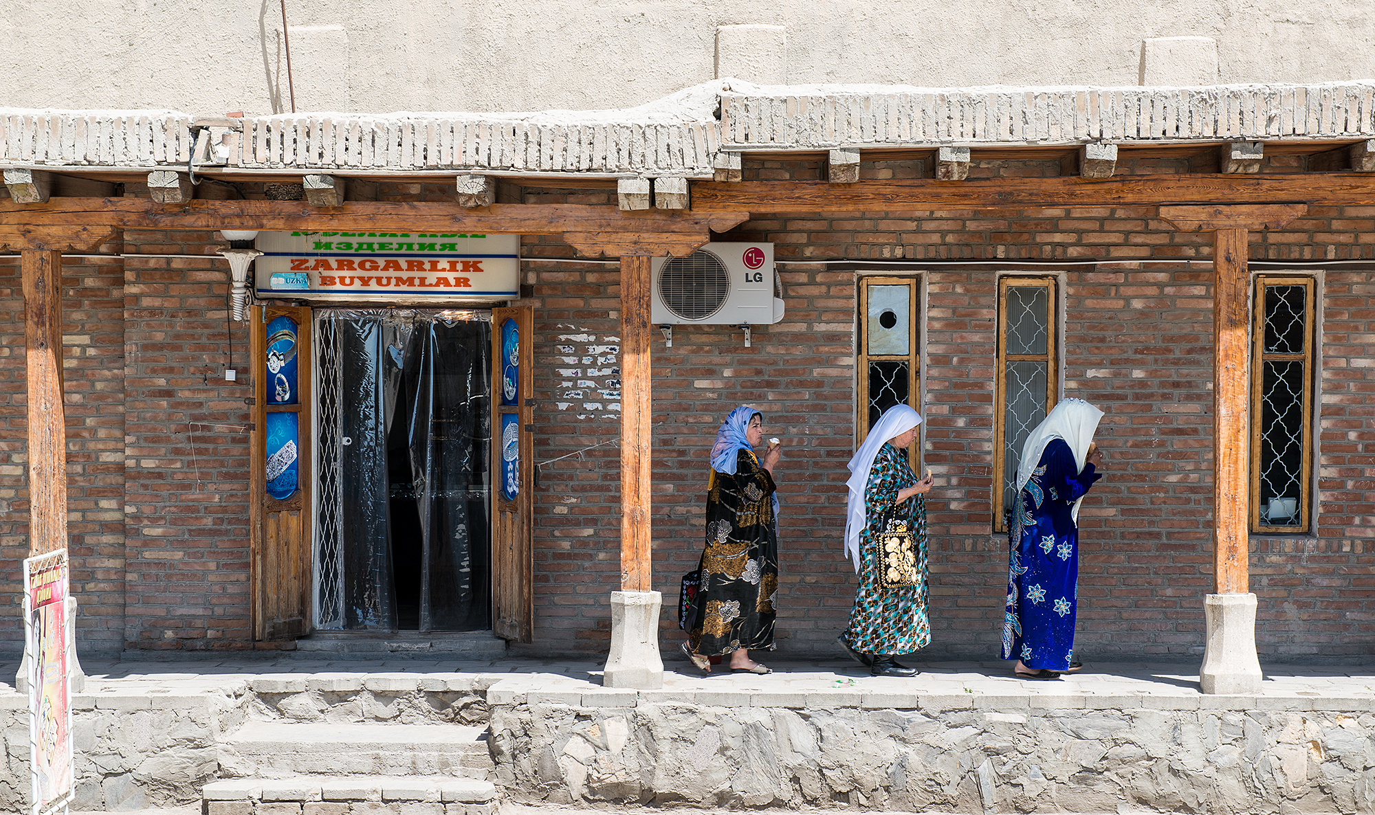Commerce le long de la rue Khodja Nurobobod, Boukhara.