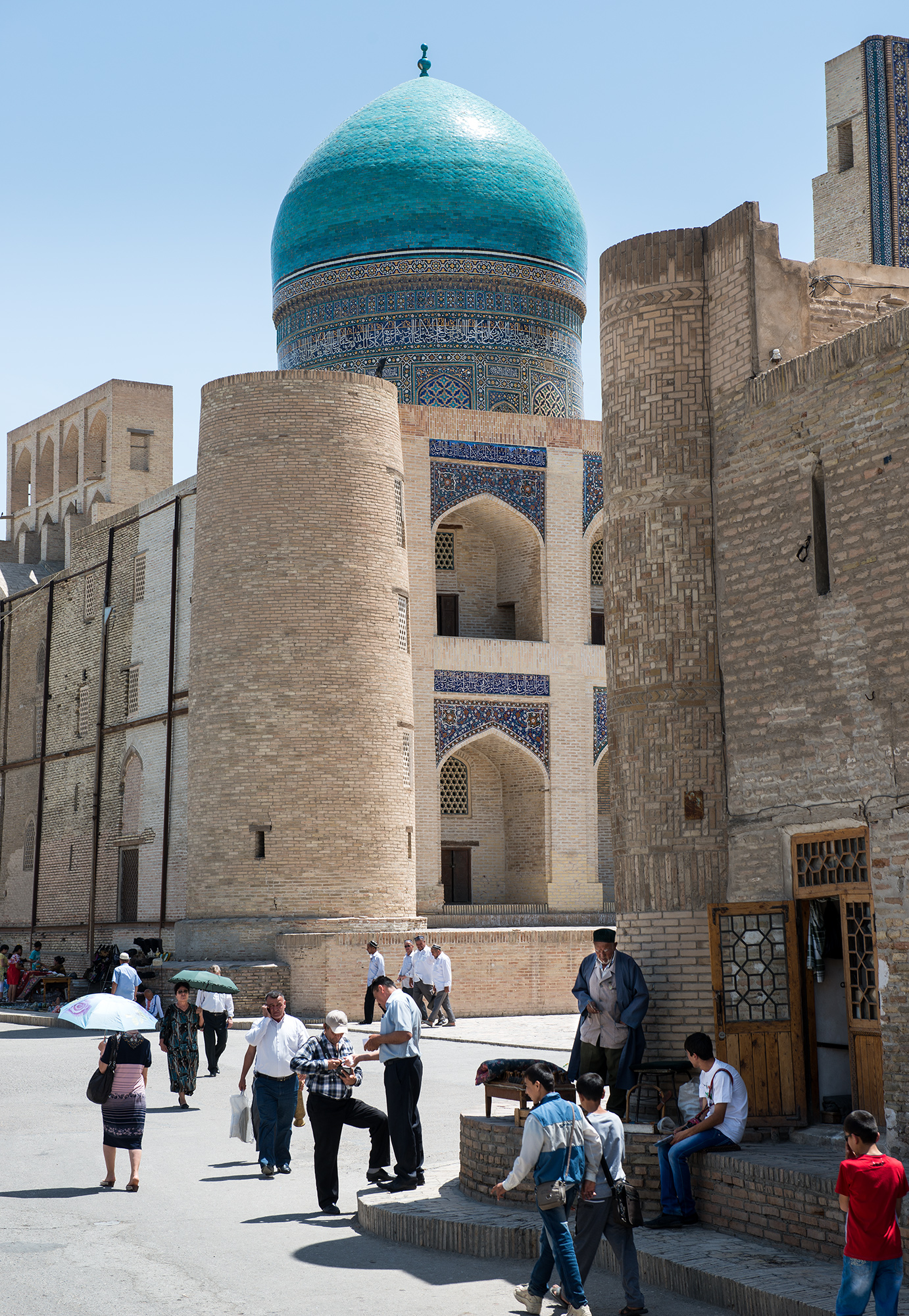 Un des dôme et la tour d'angle de la madrassa Mir-i Arab, Boukhara.