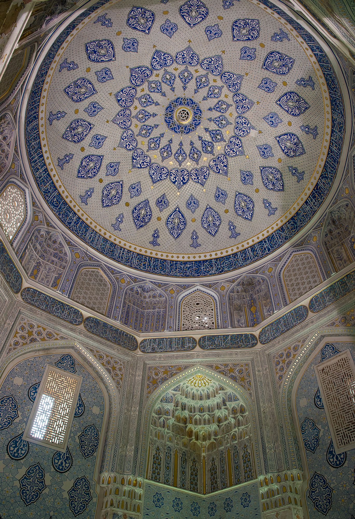 Intérieur du dôme de la tombe de Shirin Bika Aga, nécropole Shah-i-Zinda, Samarcande.