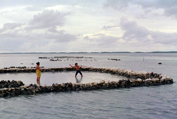 Devant le village de Teavoroa, Takaroa, archipel des Tuamotu