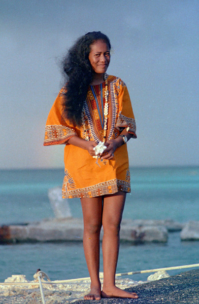 Jeune femme de Takaroa, archipel des Tuamotu