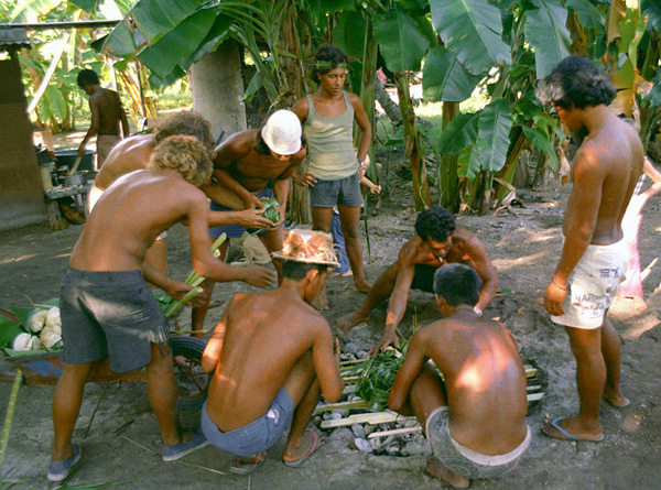 Prparation du cochon  la tahitienne, Ahe, archipel des Tuamotu