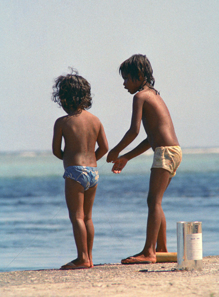 Enfants de Takaroa, archipel des Tuamotu