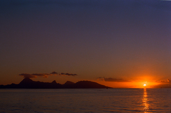 Coucher de soleil sur Moorea, îles de la Société