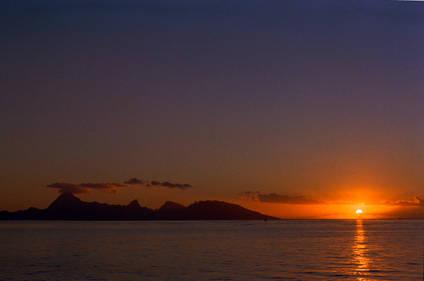 Coucher de soleil sur Moorea, les de la Socit