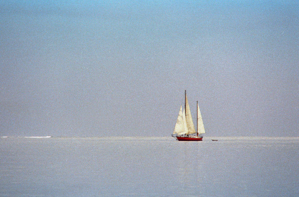 Bernard Moitessier et son Josuha entrant  Papeete, Tahiti