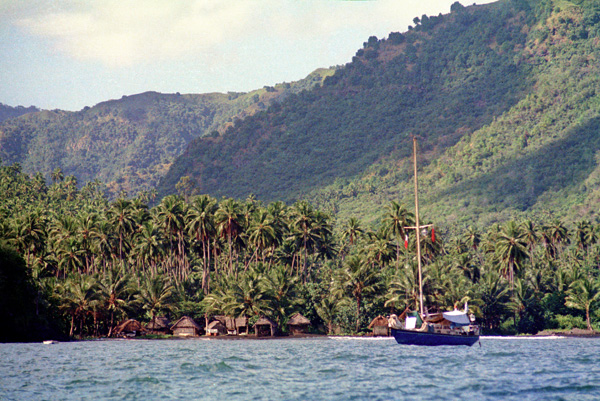 Devant Hiva Hoa, les Marquises