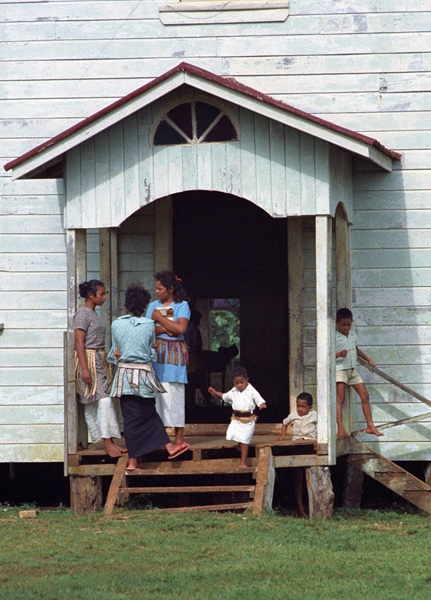 Sortie de l'église, Neiafu, Vavau, archipel des Tonga