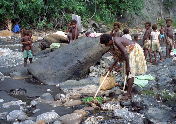 Lessive dans une source d'eau chaude, le Tanna, Nouvelles-Hbrides (Vanuatu)