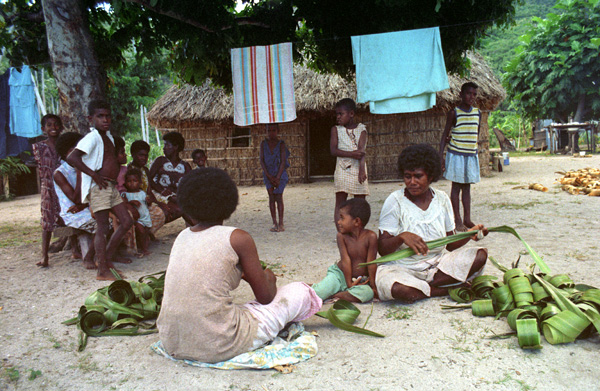 Travail des feuilles de pandanus, le Matuku, les Fidji