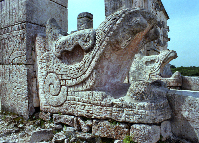 Serpents à plumes, entrée du Temple des Guerriers, Chichén Itzá, Yucatán, Mexique