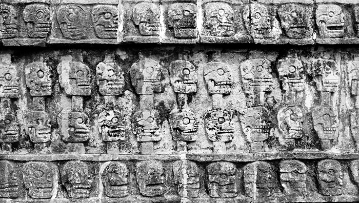 Bas-relief reprsentant des crnes humains sur un Tzompantli, Mur des Crnes, Chichn Itz, Yucatn, Mexique