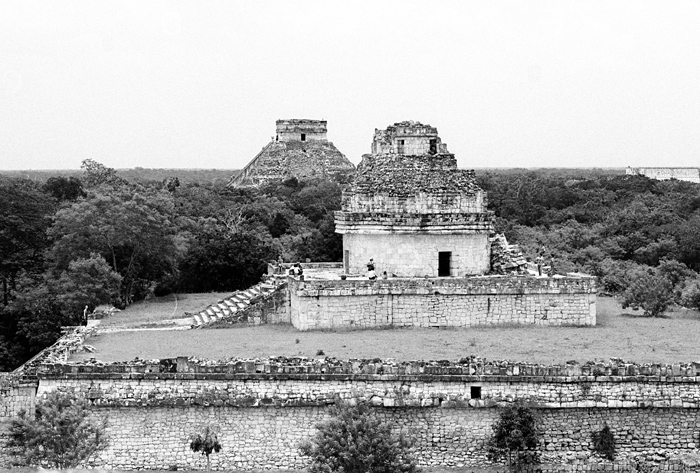 Observatoire (ou El Caracol) et la grande pyramide (ou El Castillo), Chichén Itzá, Yucatán, Mexique