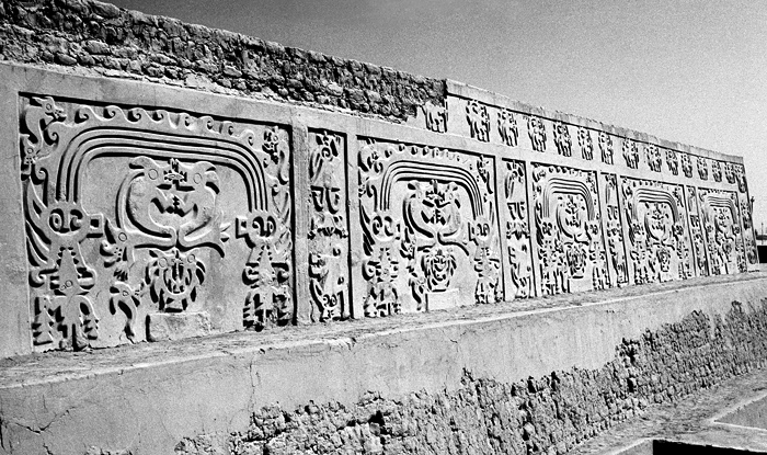 Façade en adobe ou pisé décorée, Chanchán. culture Chimú, Pérou