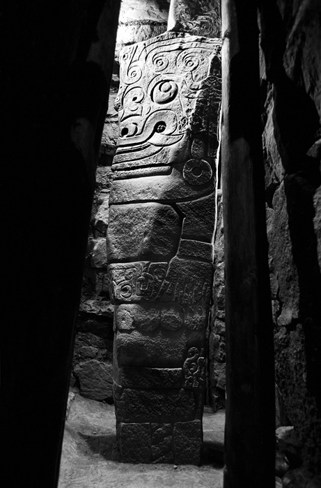 Le monolithe sculpté El Lanzón, vieux temple, Chavín de Huántar, Pérou