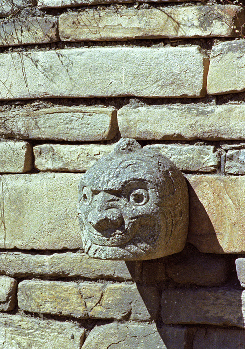 Tête incrustée Cabeza Clava sur le mur du temple, Chavin de Huantár, Pérou