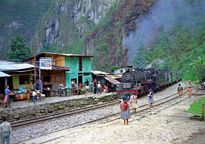 Le train à vapeur du Machu Picchu en 1969, gare d'Aguas Calientes, Pérou