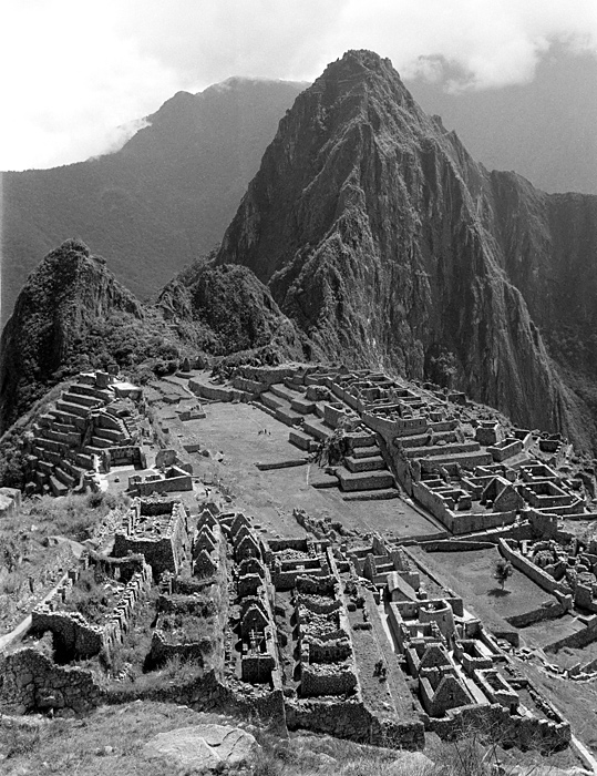 La cit Inca du Machu Picchu, avec le pic du Huana Picchu en arrire-plan, Prou