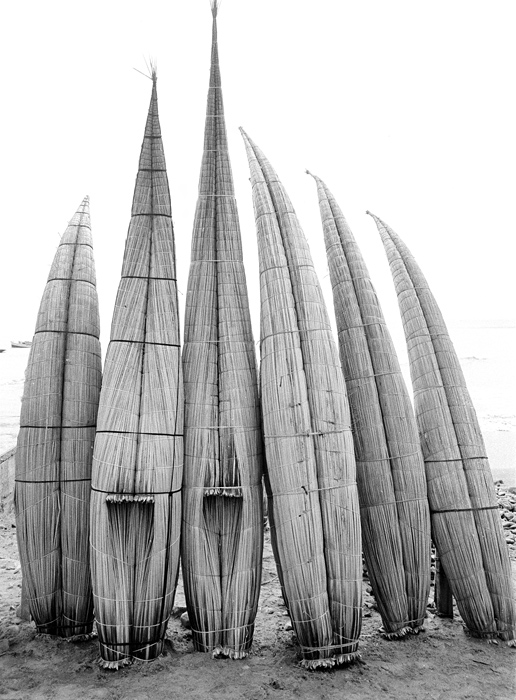 Bateaux en roseau, ou caballitos de tortora, fabriqués de nos jours comme au temps des Mochicas, Huanchaco, Pérou