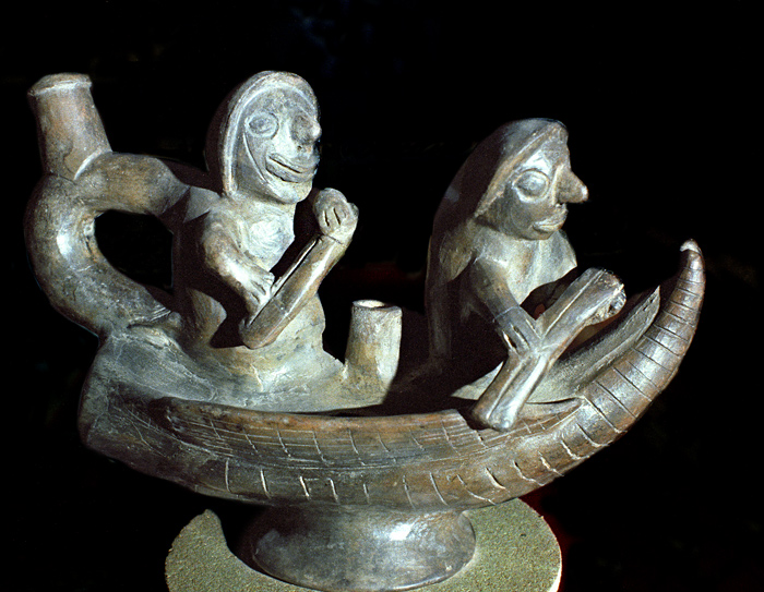 Cramique Mochica reprsentant un bateau de totora, muse Cassinetti, Trujillo, Prou