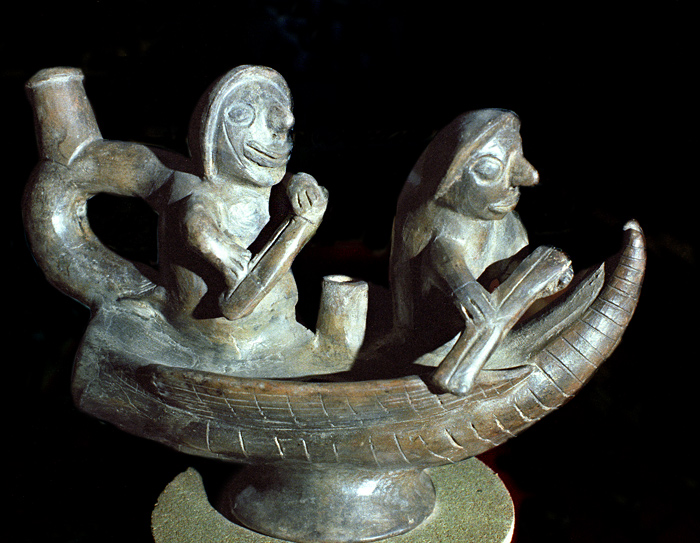 Céramique Mochica représentant un bateau de totora, musée Cassinetti, Trujillo, Pérou