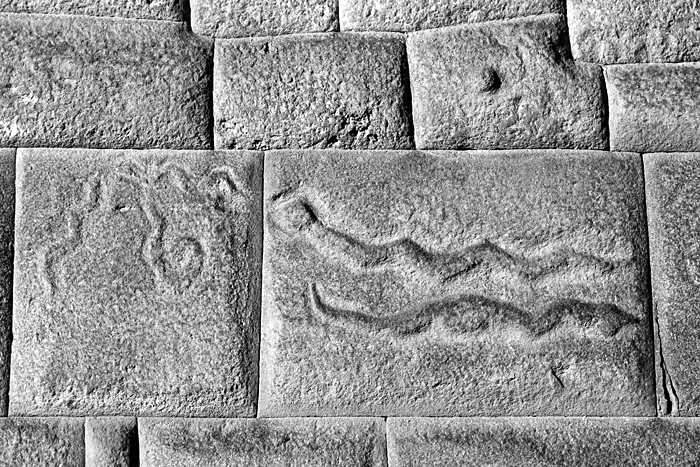 Serpents sculptés sur les murs de Sacsayhuamán, Pérou