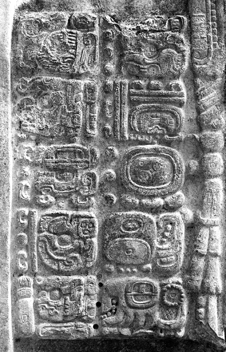 Glyphes sur la Stle 16, Tikal, Petn, Guatemala