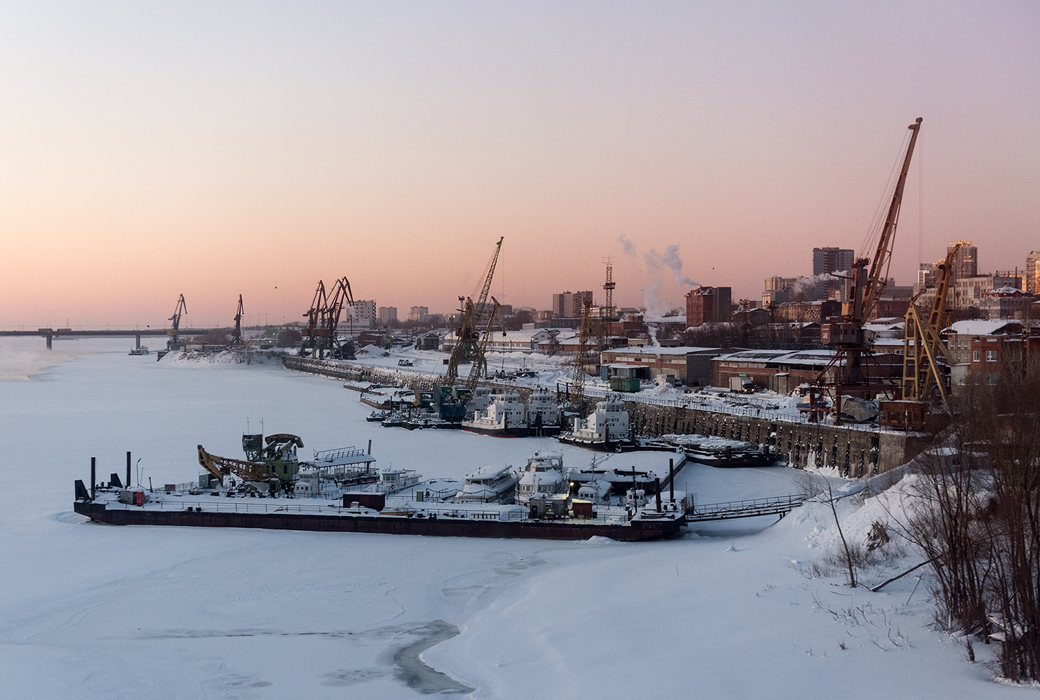 Le port de Novossibirsk sur le fleuve Ob gelé, Russie