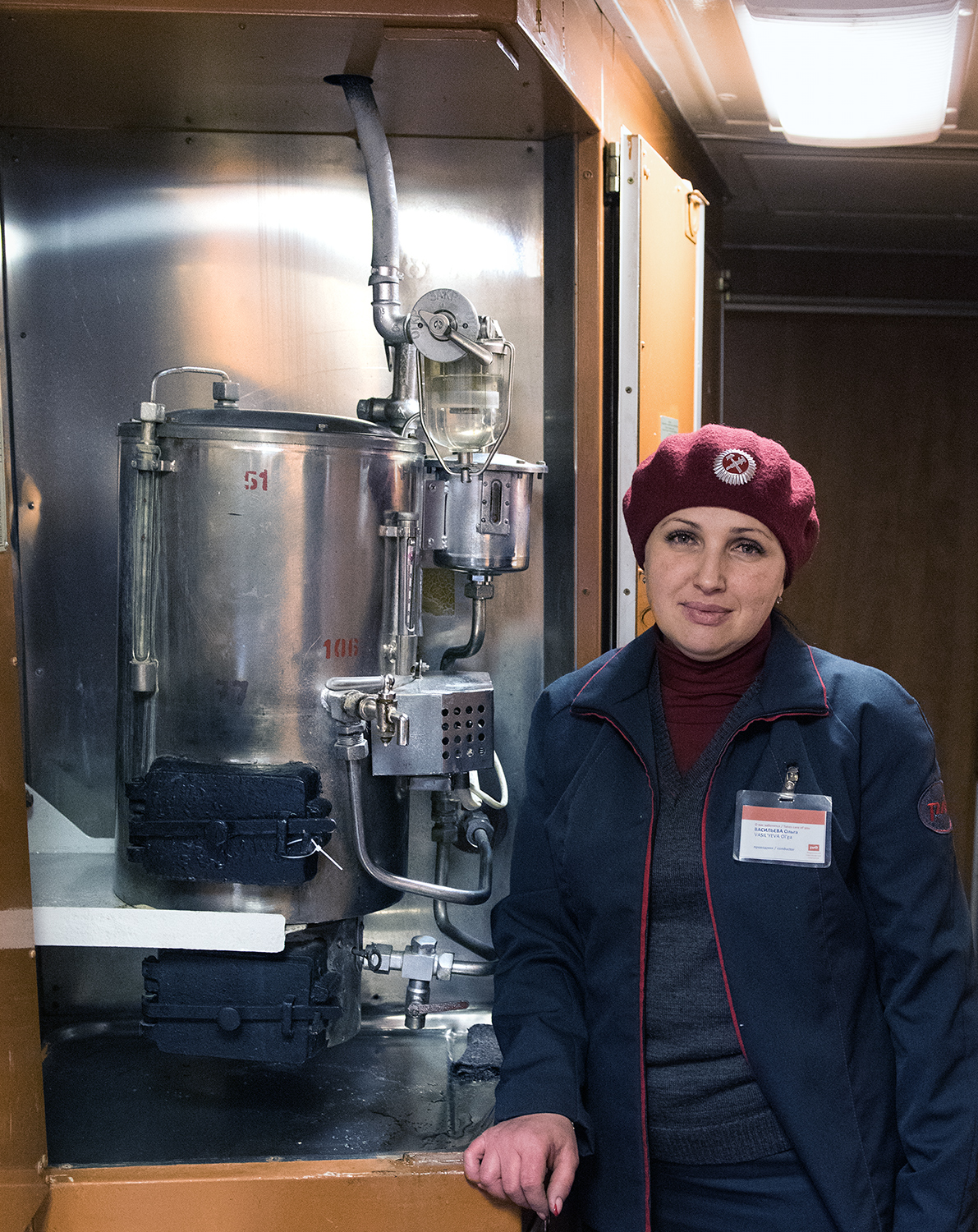 Hôtesse et samovar dans le transsibérien, Russie